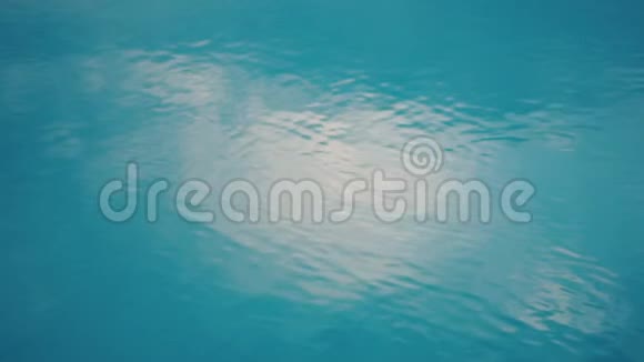 太阳光线缓慢地反射在蓝色水池的水面上视频的预览图