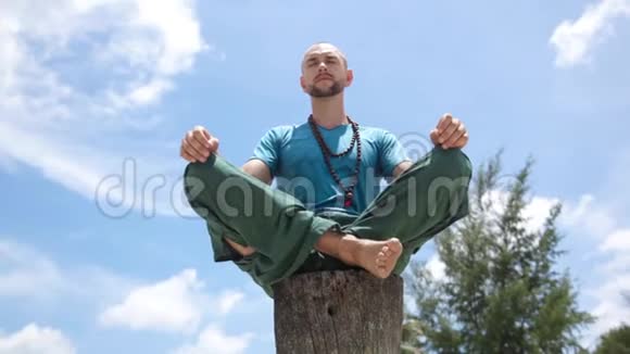 年轻的男性瑜伽士闭着眼睛冥想视频的预览图