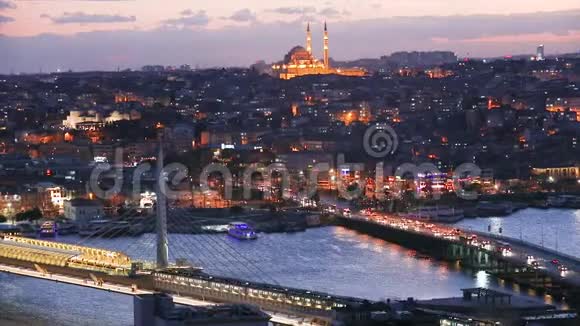 夜晚伊斯坦布尔横跨黄金之角的桥梁夜晚的阿塔图尔克大桥和金角大桥视频的预览图