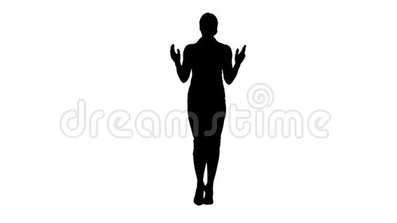 剪影开朗的年轻漂亮的女人穿着正式的衣服走着对着镜头说话指着一边视频的预览图