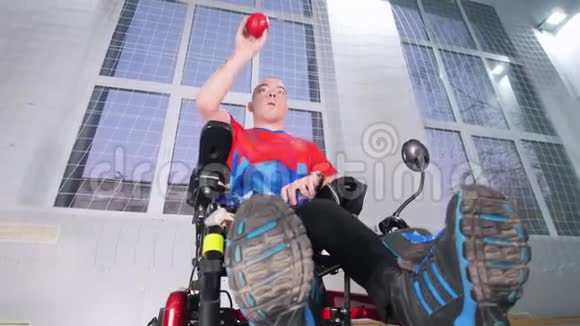 一个坐在轮椅上的残疾人喜欢玩博西亚视频的预览图
