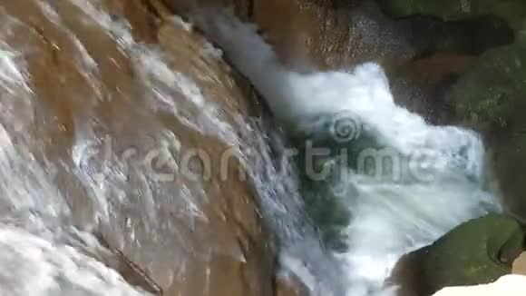 强烈的水流在山洞里地下的小瀑布水流在石头之间断裂视频的预览图
