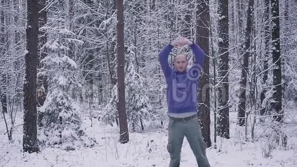 男运动员在冬林中热身户外的灵感和动机概念视频的预览图