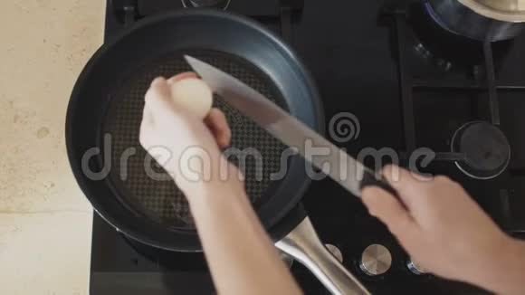 单身汉在平底锅里煎鸡蛋视频的预览图