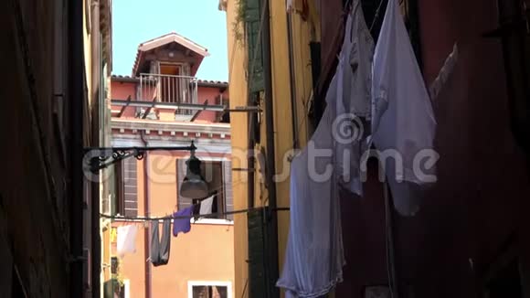 4K意大利威尼斯一条狭窄街道上一栋房子的正面挂着衣服视频的预览图