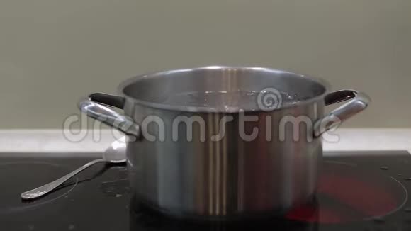 在沸水中加入冷冻浆果烹饪配方厨房慢动作视频的预览图