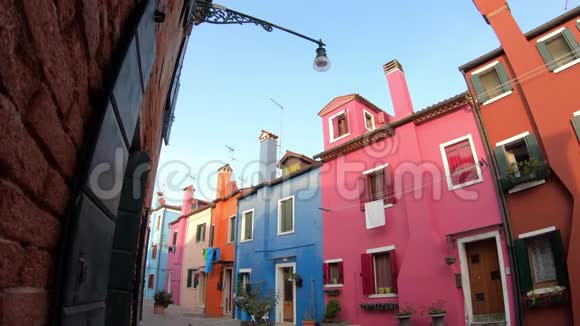 4K威尼斯布拉诺岛五颜六色的房子多种颜色的房子视频的预览图