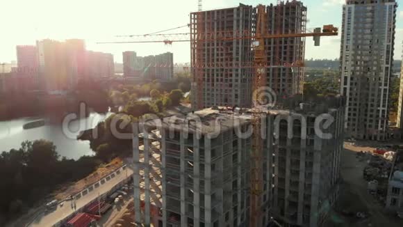 起重机建筑城市工业建筑无人机空中日落视频的预览图