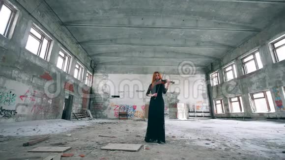 一个女小提琴手在大厅里演奏乐器视频的预览图
