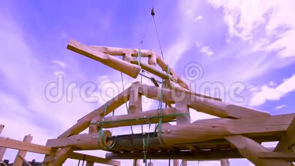 木质木材施工实木设计房剪辑用木梁建造木屋的过程视频的预览图