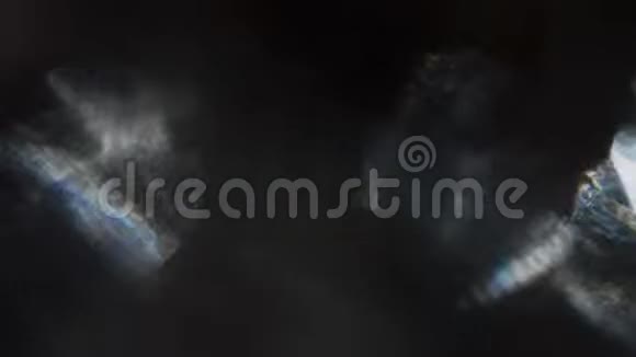 黑色背景上闪烁的时髦光粒子视频的预览图