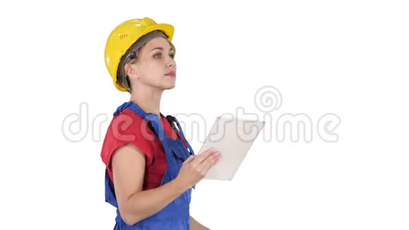 女建筑工程师在白色背景上看平板电脑和检查对象视频的预览图