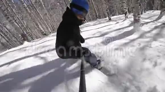 4k视频人滑雪板滑雪板下降斜坡特写与戈普罗视频的预览图