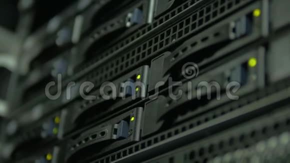 服务器机房数据存储处的绿灯闪烁视频的预览图