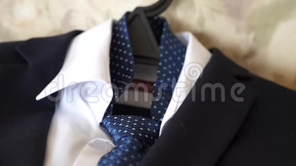 男士西装和领带做生意视频的预览图