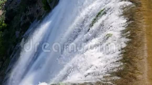 从瀑布的顶部看这条河变成了瀑布一滴水视频的预览图