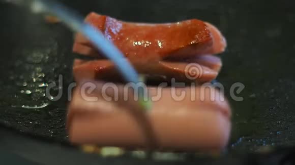 餐厅里烤架上的香肠视频的预览图