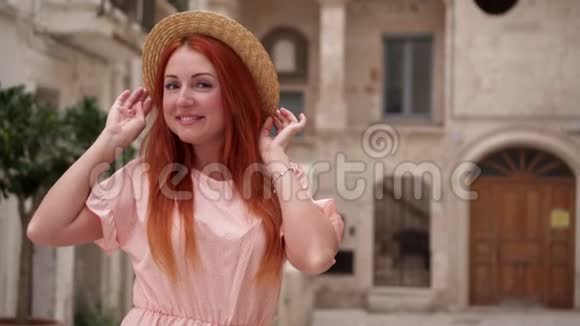 年轻的女游客在意大利的老城区里检查街道关门视频的预览图