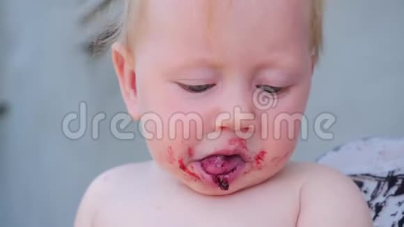 宝贝尝试不同的口味第一次喂食婴儿营养为婴儿准备的有机食品视频的预览图