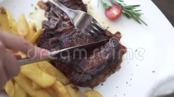 牛肉牛排和薯条刀切视频的预览图