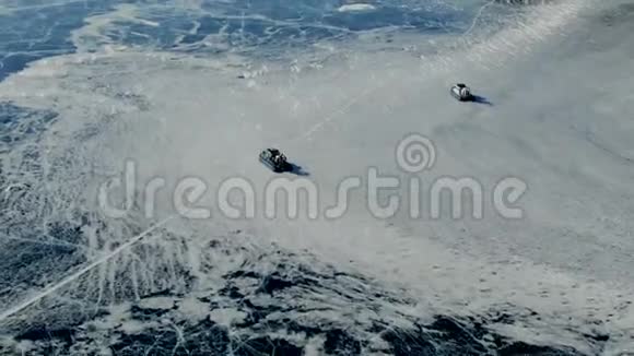 科学家乘坐气垫船在极地水域探索北方的景色视频的预览图