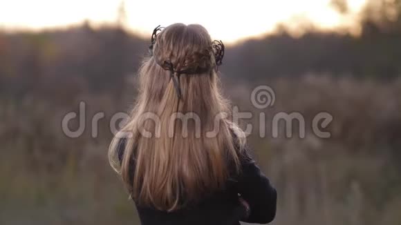 特写一个金发女孩站在她的背后然后她转过脸严肃的表情她是视频的预览图