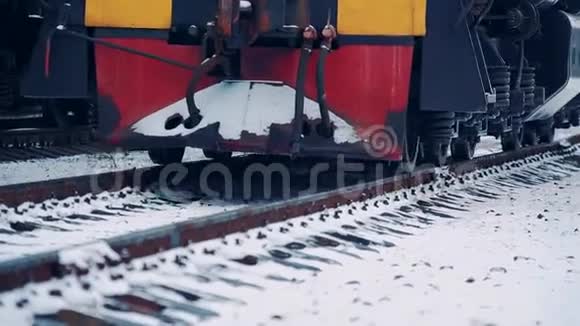 火车的轮子上轨道内燃机车在铁轨上行驶视频的预览图
