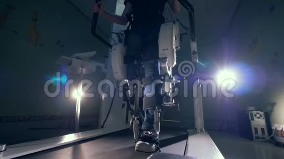 年轻人正在赛道模拟器上锻炼他的腿康复康复脚部康复视频的预览图