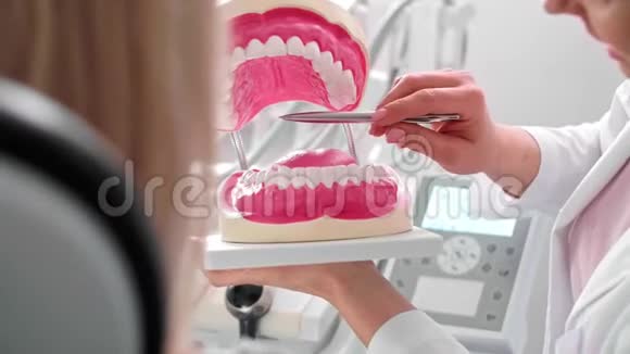 牙医给病人看人造假牙视频的预览图