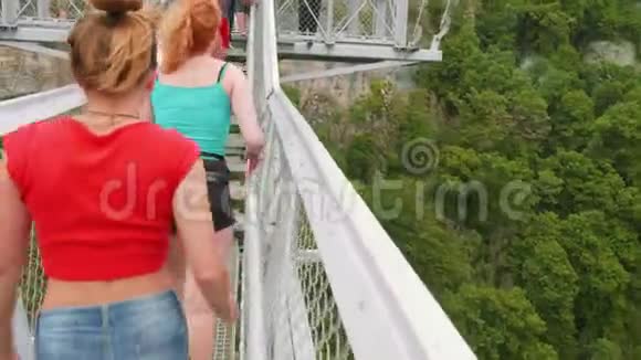 高悬的格子桥上穿着运动鞋的白种人女性运动腿的俯视图视频的预览图