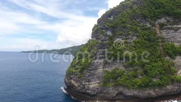 空中拍摄的一个巨大的悬崖上面有草还有海洋景观4k视频的预览图