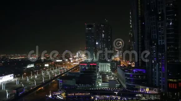 迪拜之夜从空中俯瞰城市高速公路和摩天大楼视频的预览图