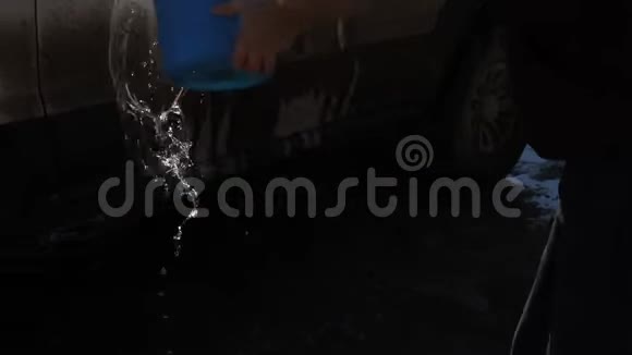 观光客从水桶里倒出越野车水用来清洗视频的预览图