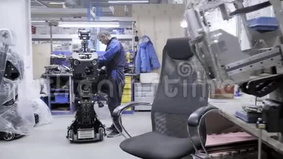 他工作场所的工程师创造出一个现代化的技术机器人机器人的拆卸箱就站在旁边视频的预览图