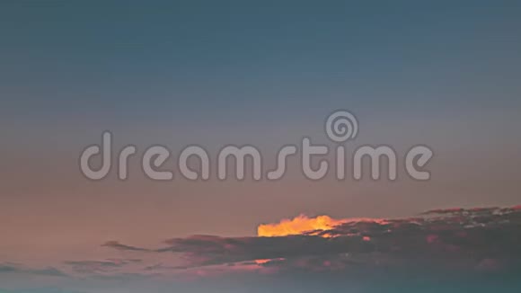 日落的天空明亮的戏剧天空与蓬松的云黄色橙色蓝色和洋红色视频的预览图