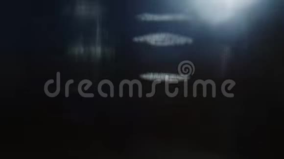 超现实主义的光线泄漏在黑色背景上闪烁视频的预览图