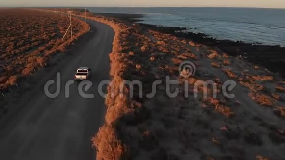 阿根廷巴塔哥尼亚景观中的道路视频的预览图