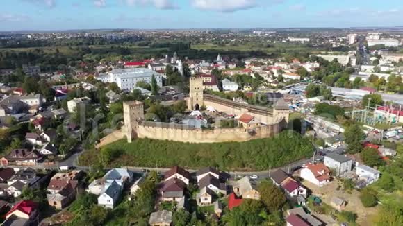 卢茨克美丽的老城堡的鸟瞰图摄像机从右到左跟踪视频的预览图