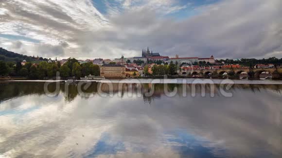 布拉格老城和圣维特大教堂的景色视频的预览图