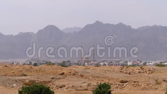 埃及沙姆沙伊赫沙漠清真寺山脉和酒店全景视频的预览图
