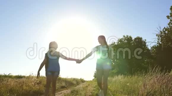 团队合作游客青少年女旅行者走在农村的一条路上夏天公园里快乐的徒步旅行者女孩快乐视频的预览图