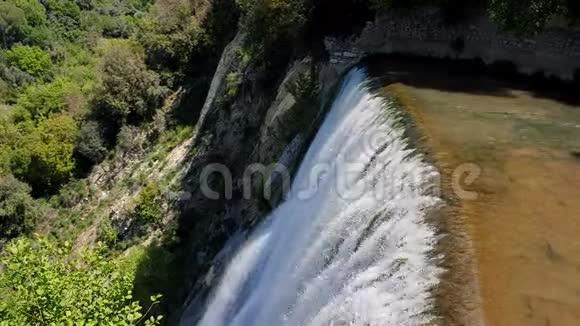从瀑布的顶部看这条河变成了瀑布一滴水视频的预览图