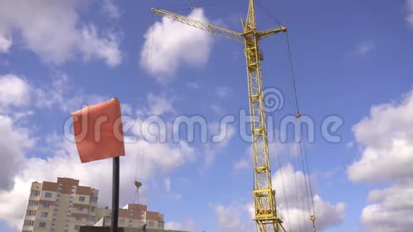 红旗在一个建筑工地的背景下建造一座住宅和一台起重机概念视频的预览图