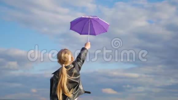 紫伞小姑娘顶蓝天视频的预览图