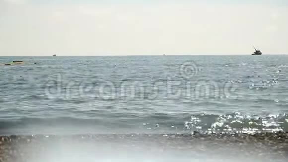 用海卵石封闭海浪和海岸视频的预览图