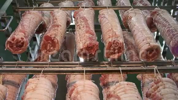 在肉类加工厂的货架上吃猪肉视频的预览图