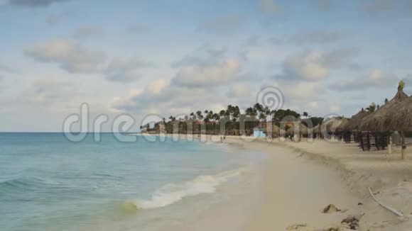 美丽的白色沙滩海岸线和绿松石波的大西洋阿鲁巴岛的鹰滩视频的预览图