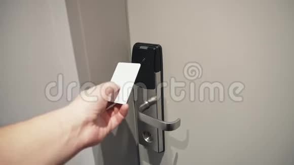 酒店客人使用卡钥匙打开房门电子锁视频的预览图