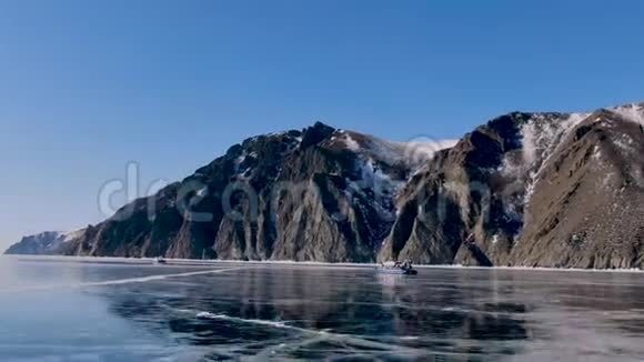 乘坐一辆强大的雪上摩托穿过大冰的水库美景视频的预览图