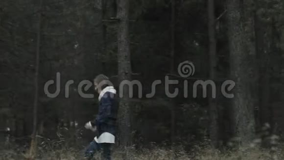一个女人独自走在森林里视频的预览图